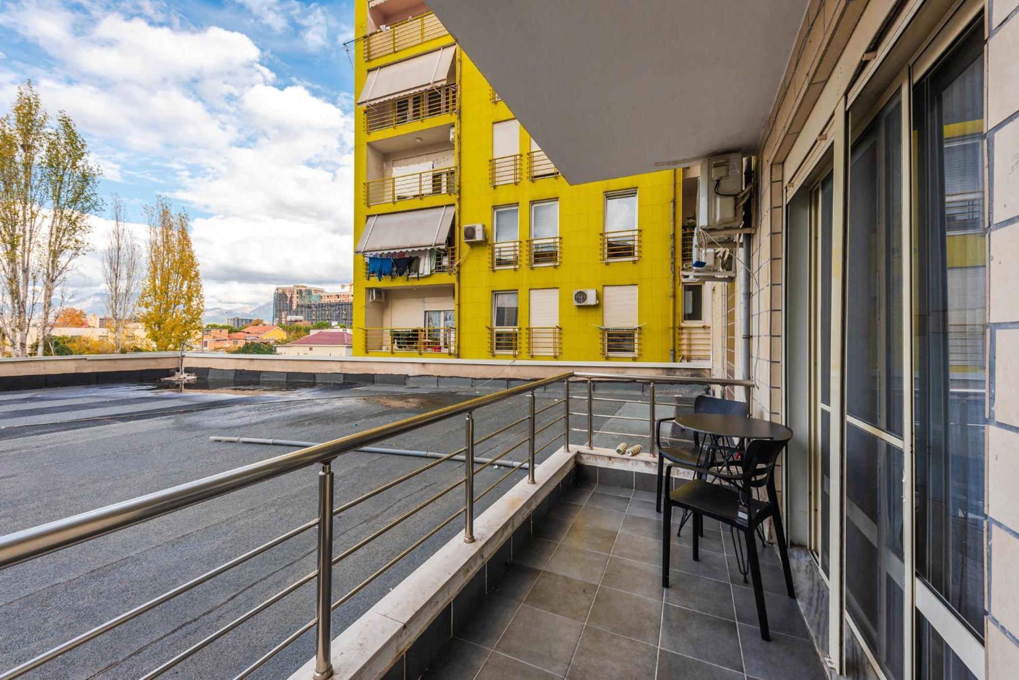 New Boulevard / 10' Walk From Center *